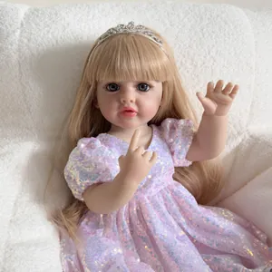 Poupée Reborn réaliste de 55cm Betty avec cheveux blonds, couronne et robe à paillettes rose