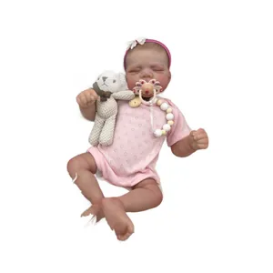 Bambola reborn realistica da 19 pollici con tutina rosa, ciuccio e orsetto giocattolo