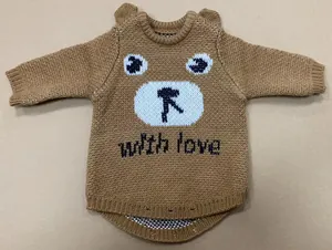Nahaufnahme brauner Strickpullover für Puppen mit Bärengesicht und with love Schriftzug
