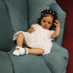 Poupée Reborn réaliste de 60 cm à peau foncée portant une robe en dentelle blanche