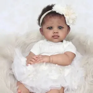 Poupée Reborn Réaliste Fille Afro-Américaine Silicone Souple Corps en Coton Avec Robe en Dentelle Blanche Bandeau à Fleurs Cadeau Jouet