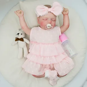 Poupée Reborn Rosalie 48cm en robe rose à pois avec peluche ours et accessoires de biberon