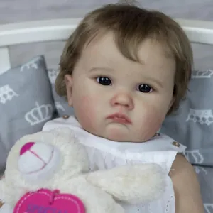 60cm realistische Reborn-Puppe Charlotte im weißen Kleid mit weißem Plüschbären