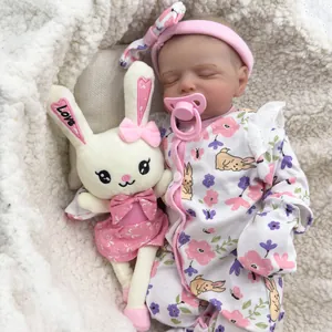 Bambola Rosalie reborn di 48cm in pagliaccetto floreale rosa con coniglietto di peluche