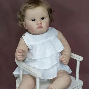 Realistische 60cm Reborn Puppe mit lockigem Haar und weißem gestuftem Spitzenkleid