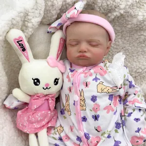 Bambola Rosalie Reborn 48cm realistica in pagliaccetto floreale che dorme su pile bianco