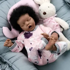 Muñeca Reborn realista de 18 pulgadas bebé africano durmiendo con mameluco y peluches