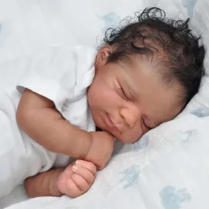 Poupée Bébé Reborn Réaliste Nouveau-Né Endormi Silicone Corps en Tissu Teint Foncé Cheveux Enracinés à la Main Jouet