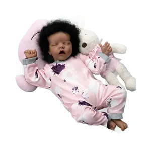 Muñeca Reborn realista de 18 pulgadas con piel oscura en pijama rosa y oso de peluche suave