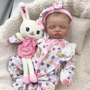 Bambola Reborn Rosalie realistica da 48 cm con abito floreale e peluche di coniglietto