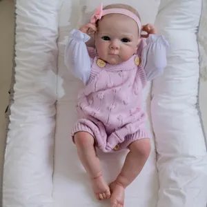 Realistische 48cm handgefertigte Reborn-Puppe mit sichtbaren Adern im rosa Outfit
