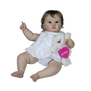 Realistische 60cm Charlotte Reborn-Puppe im weißen Rüschenkleid mit Plüschbären-Spielzeug