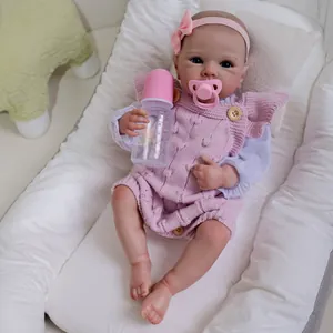 Realistische 48cm Reborn Puppe mit sichtbaren Adern in rosa Strickoutfit und Flasche