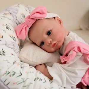 Poupée Reborn réaliste Meadow de 49cm avec texture de peau 3D, bandeau rose et barboteuse