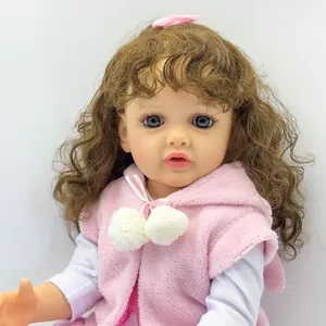 55cm lebensechte Reborn-Puppe Betty mit braunen Locken und rosa Fleece-Westen-Set