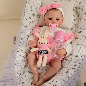 Poupée reborn réaliste Meadow de 49cm avec salopette rose, panier de transport et accessoires