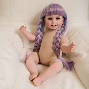Bambola Reborn realistica con trecce viola e pagliaccetto beige su divano bianco