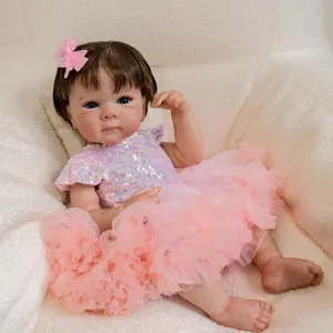 Poupée Reborn réaliste de 18 pouces avec cheveux bruns et robe rose à paillettes