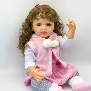 Naturgetreue 55 cm Reborn-Babypuppe Betty mit braunem Lockenhaar und rosa Plüschoutfit