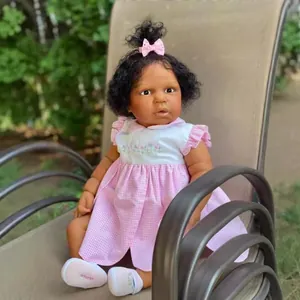Muñeca Reborn africana de 60cm con pelo rizado y vestido de cuadros rosa