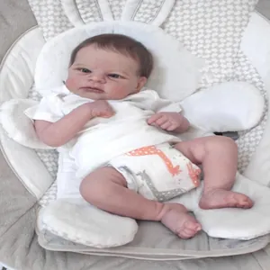 Poupée Reborn réaliste de 49cm Elijah avec couche girafe dans un berceau à pois