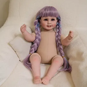 Bambola realistica con trecce viola seduta su una poltrona di peluche bianca e morbida