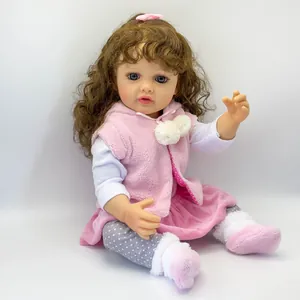 55cm lebensechte Reborn-Puppe Betty mit braunem Haar und rosa Plüschoutfit auf Weiß