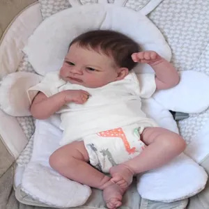 Poupée bébé reborn réaliste Elijah 49 cm dans un berceau blanc avec couche girafe