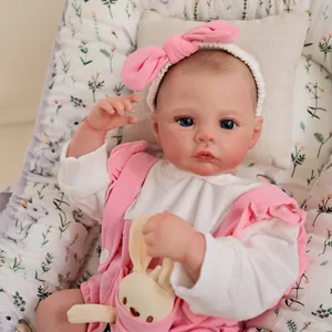 Poupée Bébé Reborn Réaliste Peinte à la Main Peau Veines Visibles Corps en Vinyle Yeux Bleus Poupée avec Tenue Rose et Jouet Lapin