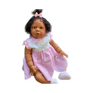 Muñeca Reborn realista de 60cm de piel oscura con vestido de cuadros rosa y lazo
