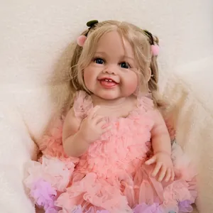 55cm lebensechte Reborn Babypuppe mit blonden Locken und rosa gerafftem Kleid