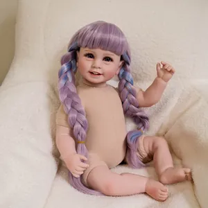 Bambola Reborn realistica con trecce viola e sei denti mostrata su sfondo di peluche