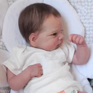 Poupée nouveau-né Elijah réaliste de 49cm avec cheveux bruns et barboteuse blanche