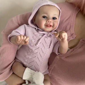 Poupée reborn réaliste de 48cm en sweat à capuche rose tricoté tenue dans les bras