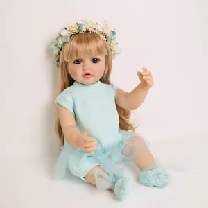 55cm lebensechte Reborn-Babypuppe in blauem Strickkleid mit Blumenstirnband auf weißem Grund