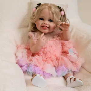 Detailaufnahme der Devi Reborn-Puppe mit blondem Haar und rosa Tüllkleid