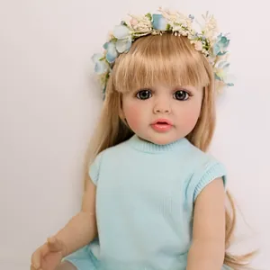 Lebensechte 55cm Reborn-Puppe mit blondem Haar, Blumenkranz und blauem Stricktop