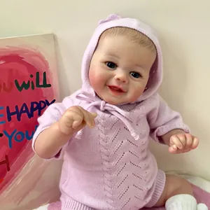 Poupée bébé reborn réaliste de 48 cm avec une tenue à capuche en tricot rose