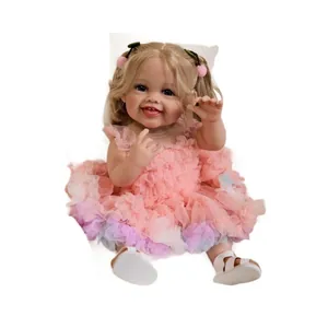 55cm lebensechte Reborn Puppe mit blonden Locken in einem rosa gestuften Spitzenkleid