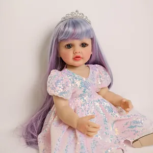 Dettaglio di bambola realistica con capelli viola, tiara e vestito rosa con paillettes