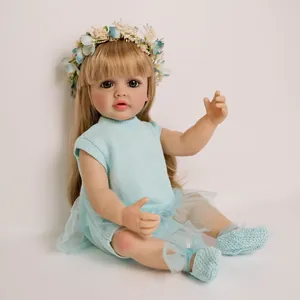 Naturgetreue 55 cm Reborn Babypuppe mit blondem Haar, Blumenkranz und blauem Tüllkleid