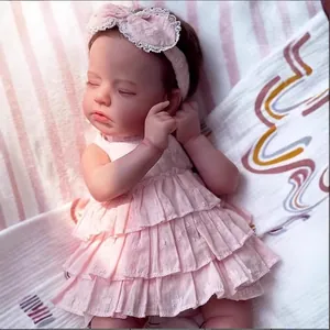 Poupée reborn réaliste de 19 pouces dormant en robe rose à volants et bandeau à nœud