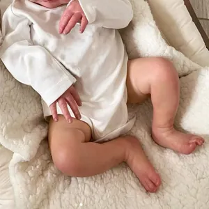 Poupée Reborn Laura 19 pouces réaliste avec peau 3D en barboteuse blanche et couverture peluche