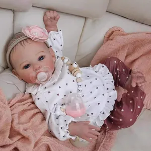 Realistische Meadow Reborn pop 46cm met bloemenhoofdband en roze baby accessoires set