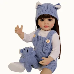 Poupée Reborn Betty de 55cm réaliste avec tenue en tricot bleu et peluche ours