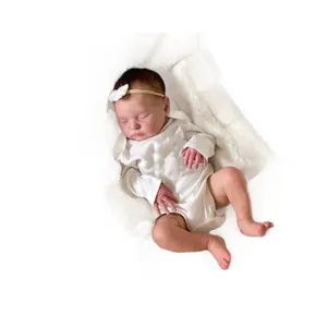 Poupée Reborn réaliste Laura 19 pouces avec texture peau 3D et pyjama blanc