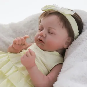 Gros plan du visage d'une poupée reborn endormie avec bandeau en dentelle douce
