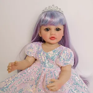 Bambola reborn ragazza 55cm con capelli viola, corona di strass e vestito rosa con paillettes