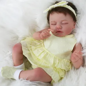 Détail de la poupée reborn de 19 pouces dormant en robe jaune à volants sur fourrure blanche