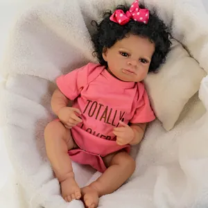 Poupée Reborn Bébé Afro-Américaine Réaliste Corps en Vinyle Baignable Lavable Cheveux Enracinés à la Main Peau Noire Bouclée Jouet Cadeau Fille